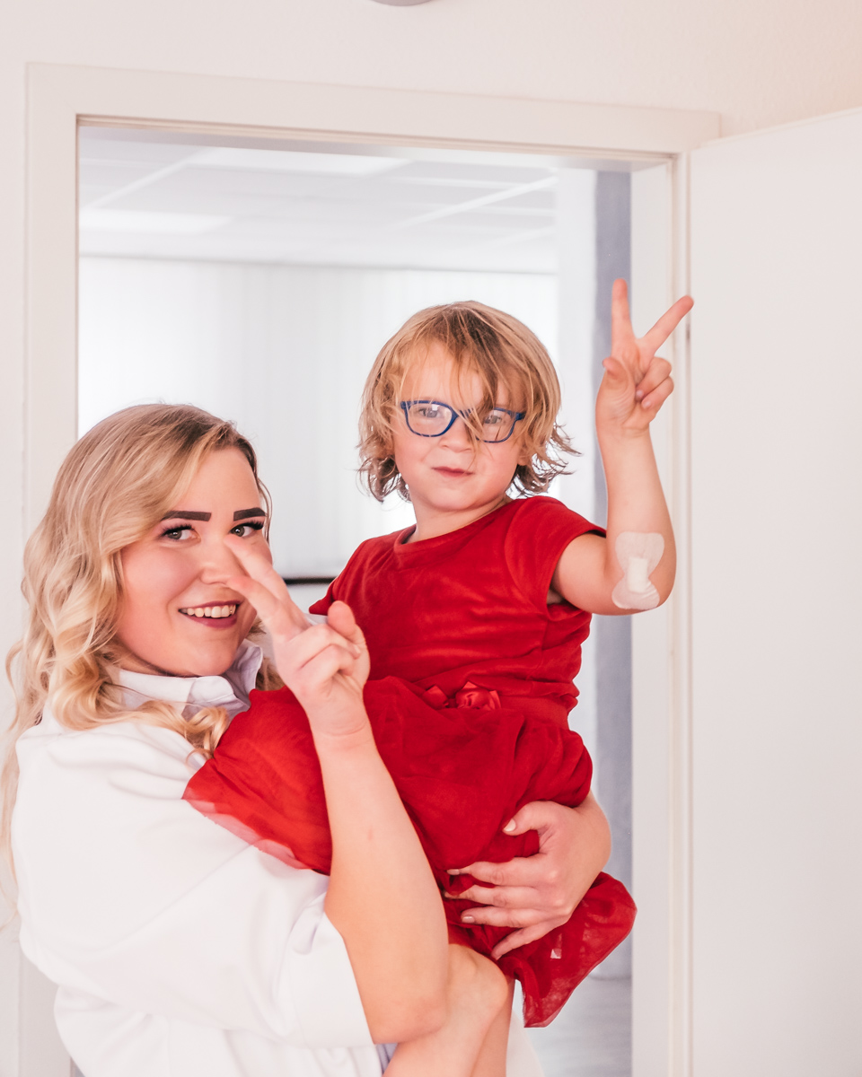 Mareike Grimm in Ihrer Praxis Ergotherapie Mosaikbrücke Grimm in Bopfingen. Sie hält ein junges Mädchen während der Therapiestunde